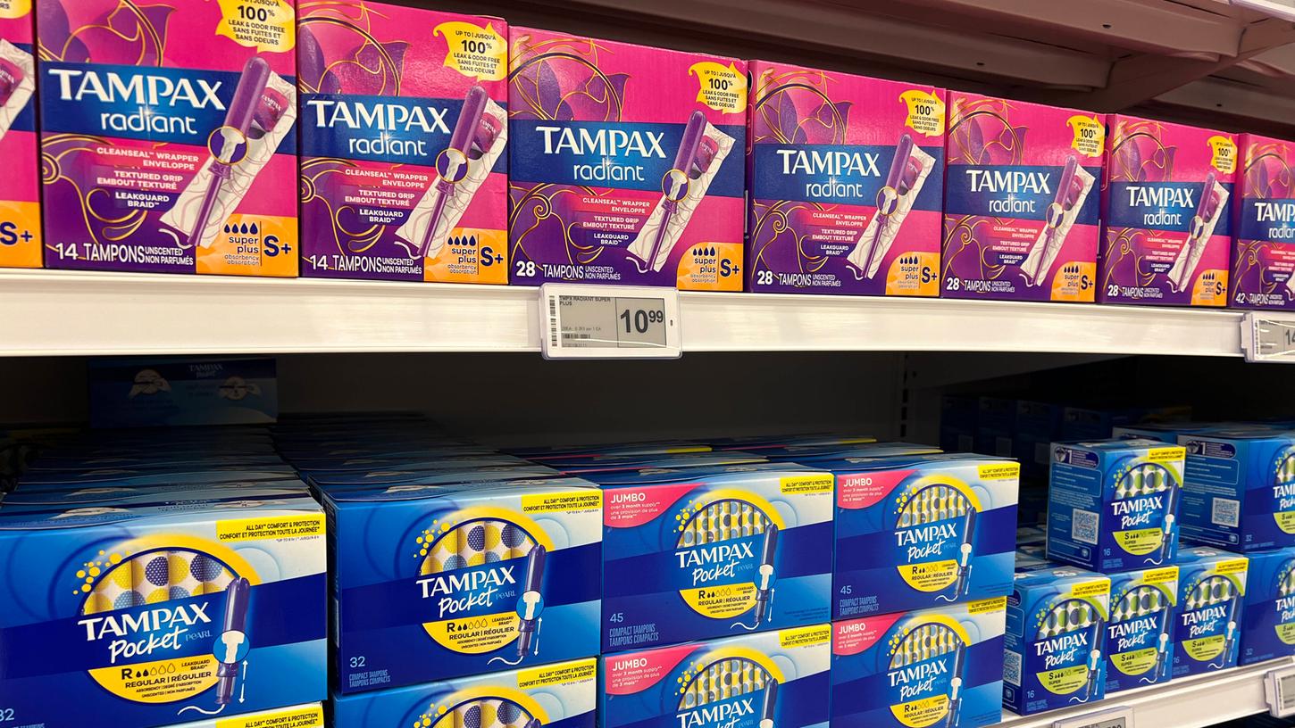 Eine Stuttgarter Stadträtin möchte an rund 100 Schulen Tampon-Spender installieren lassen und hat dabei auch die Jungen-Toiletten im Blick. Eine Stuttgarter Stadträtin möchte an rund 100 Schulen Tampon-Spender installieren lassen und hat dabei auch die Jungen-Toiletten im Blick.