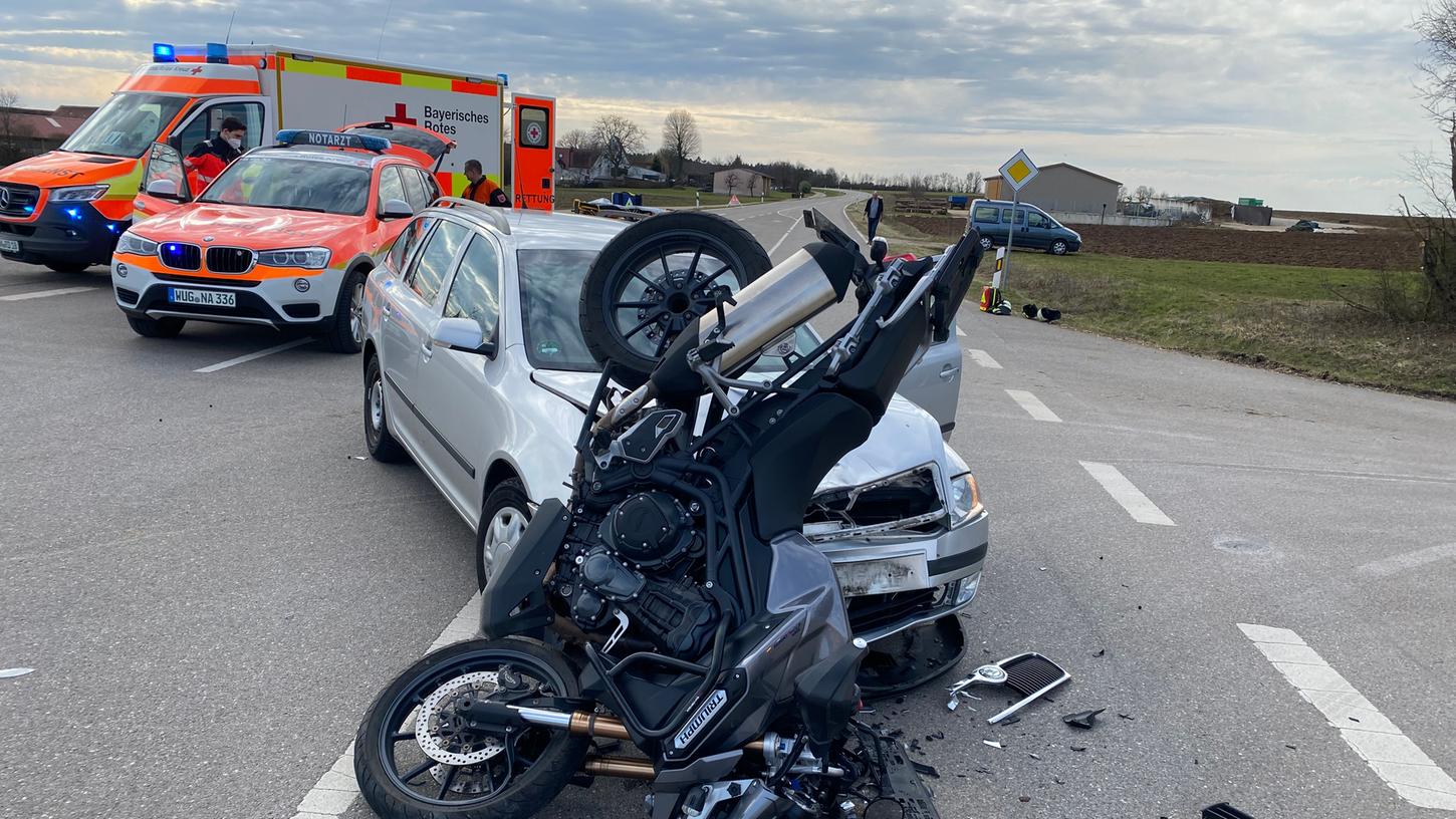Motorrad stößt mit Auto zusammen: Schwerer Verkehrsunfall bei Gräfensteinberg