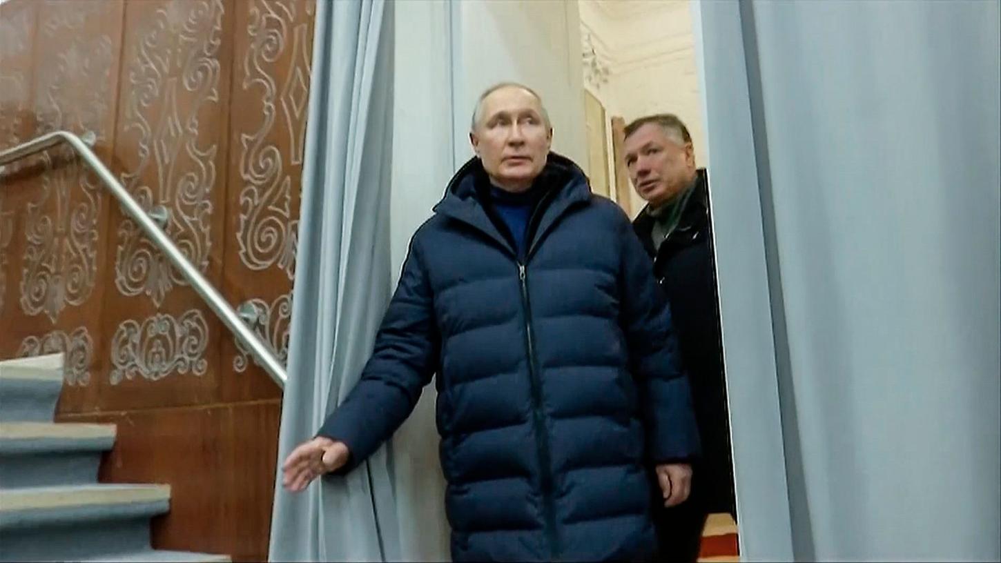Russlands Präsident Wladimir Putin in Begleitung des stellvertretenden Ministerpräsidenten Marat Khusnullin. Russlands Präsident Wladimir Putin in Begleitung des stellvertretenden Ministerpräsidenten Marat Khusnullin.