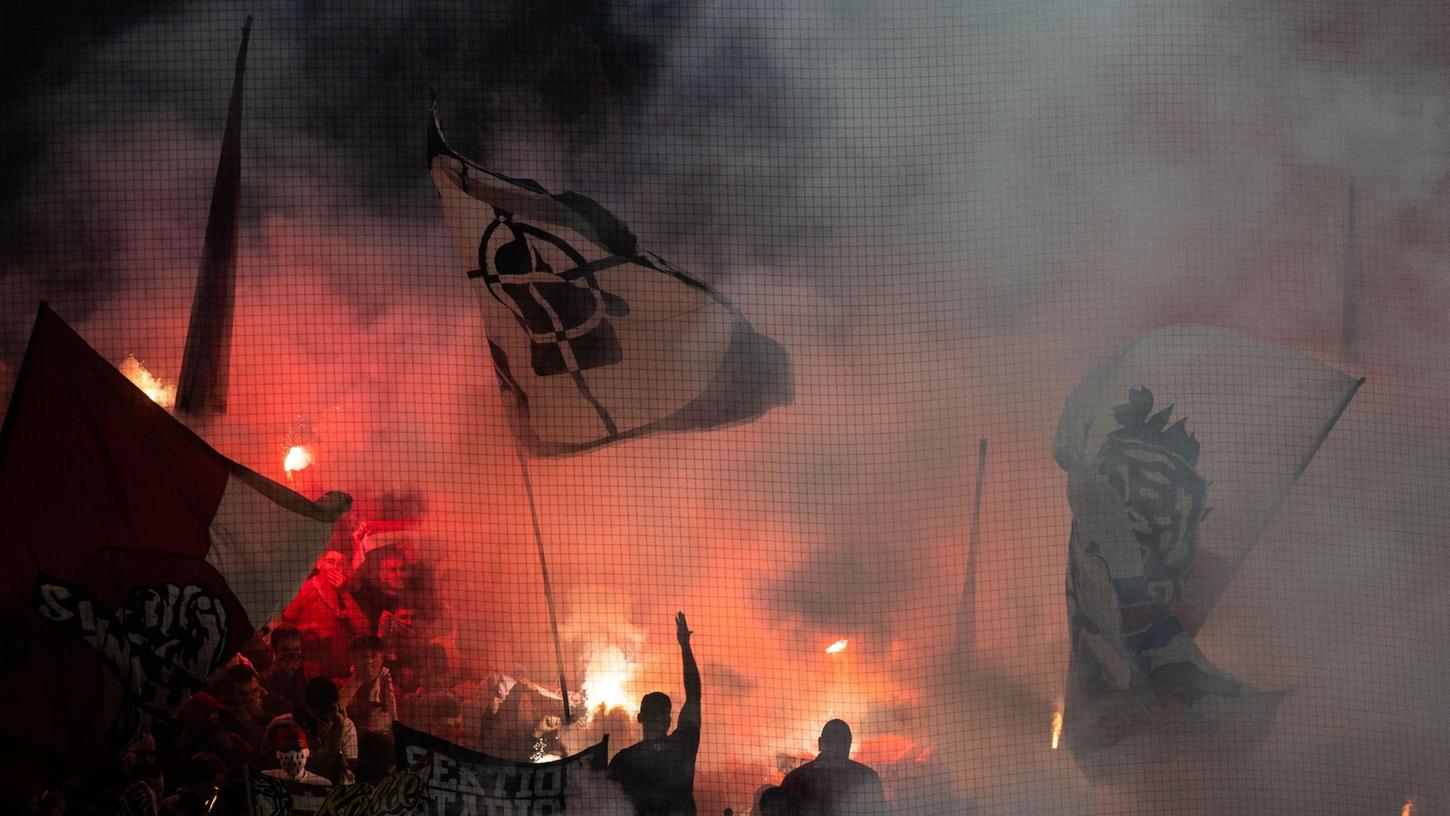 Kölner Fans hatten im Dortmunder Stadion Pyrotechnik gezündet. Kölner Fans hatten im Dortmunder Stadion Pyrotechnik gezündet.