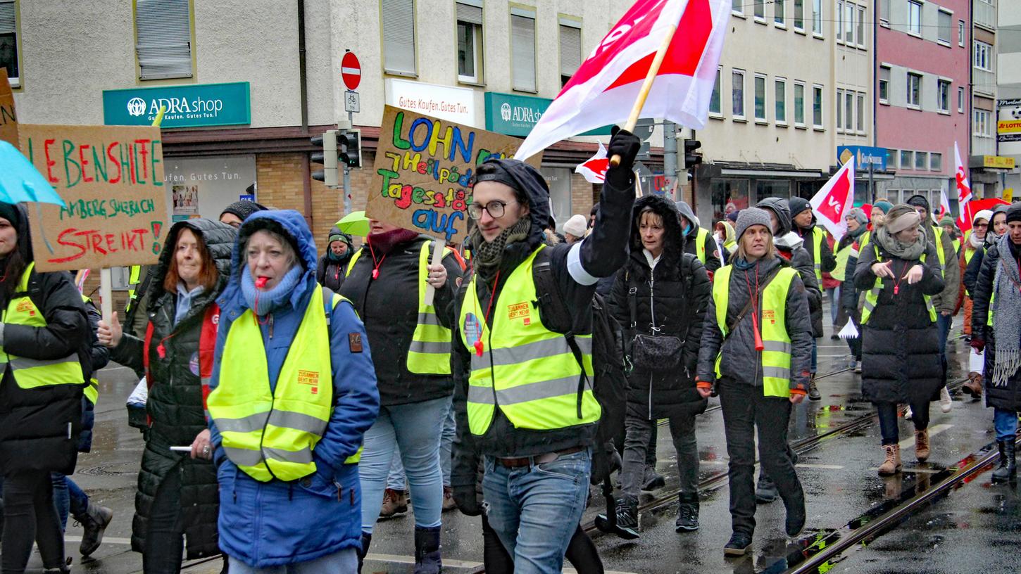Mitte der Woche sollen in Nürnberg öffentliche Einrichtungen wie Kitas erneut bestreikt werden. Das Foto zeigt Streikende Anfang März in der Pillenreuther Straße. Mitte der Woche sollen in Nürnberg öffentliche Einrichtungen wie Kitas erneut bestreikt werden. Das Foto zeigt Streikende Anfang März in der Pillenreuther Straße.