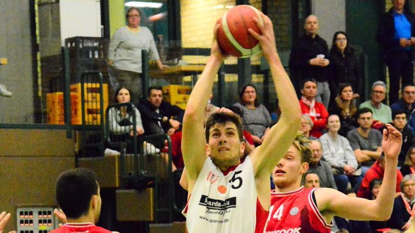 Mit 37 Punkten war Luca Wörrlein einmal mehr der beste Spieler der Partie. Der VfL-Top-Scorer verletzte sich aber am Ende erneut am Knie. Mit 37 Punkten war Luca Wörrlein einmal mehr der beste Spieler der Partie. Der VfL-Top-Scorer verletzte sich aber am Ende erneut am Knie.