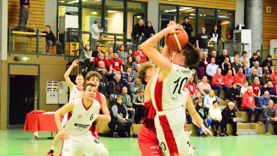 Im Spiel des VfL Treuchtlingen gegen die Würzburg Baskets wechselte Trainer Stephan Harlander im zweiten Viertel alle Ersatzspieler wie hier Jens Kummer (von rechts), Moritz Schwarz und Lukas Ecke ein, um ihnen Einsatzzeit zu geben und sie Regionalliga-Erfahrung sammeln zu lassen. Im Spiel des VfL Treuchtlingen gegen die Würzburg Baskets wechselte Trainer Stephan Harlander im zweiten Viertel alle Ersatzspieler wie hier Jens Kummer (von rechts), Moritz Schwarz und Lukas Ecke ein, um ihnen Einsatzzeit zu geben und sie Regionalliga-Erfahrung sammeln zu lassen.