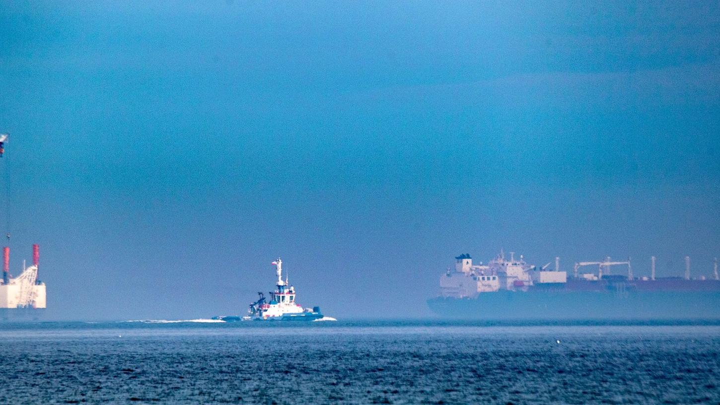 Die Offshore-Arbeitsplattform "JB119" und der LNG Tanker in der Ostsee vor dem Ostseebad Sellin.