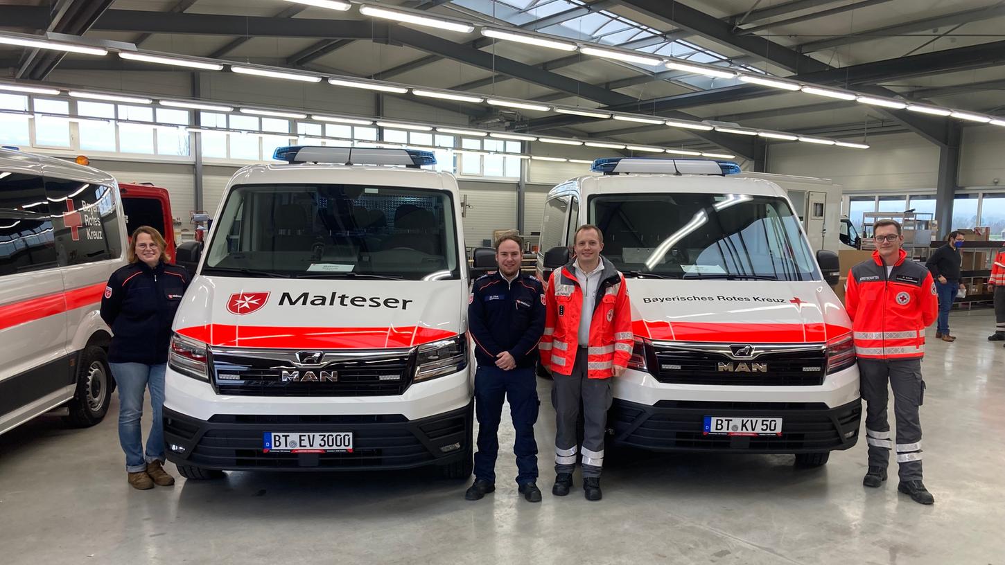 Fahrzeugübergabe 2022: Je ein neuer Mannschaftstransportwagen (MTW) wurde an die Malteser Waischenfeld (links) und den BRK-Kreisverband Bayreuth durch die Firma Compoint-Fahrzeugbau aus Forchheim übergeben.   