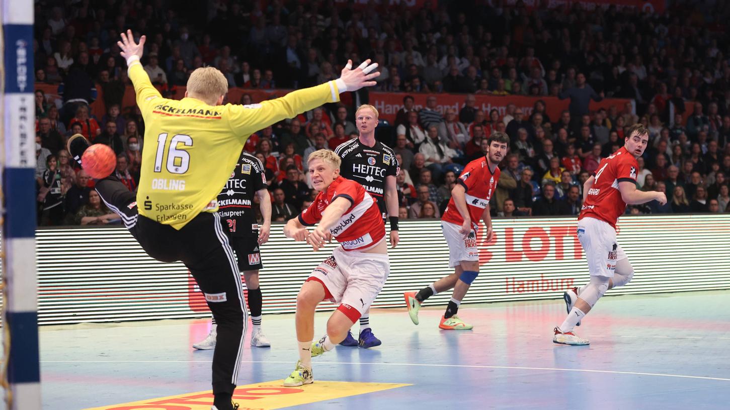 Ein Faktor: Erlangens Keeper - in diesem Fall auch Bertram Obling - konnten Hamburger Torerfolge etwas zu selten verhindern. Ein Faktor: Erlangens Keeper - in diesem Fall auch Bertram Obling - konnten Hamburger Torerfolge etwas zu selten verhindern.