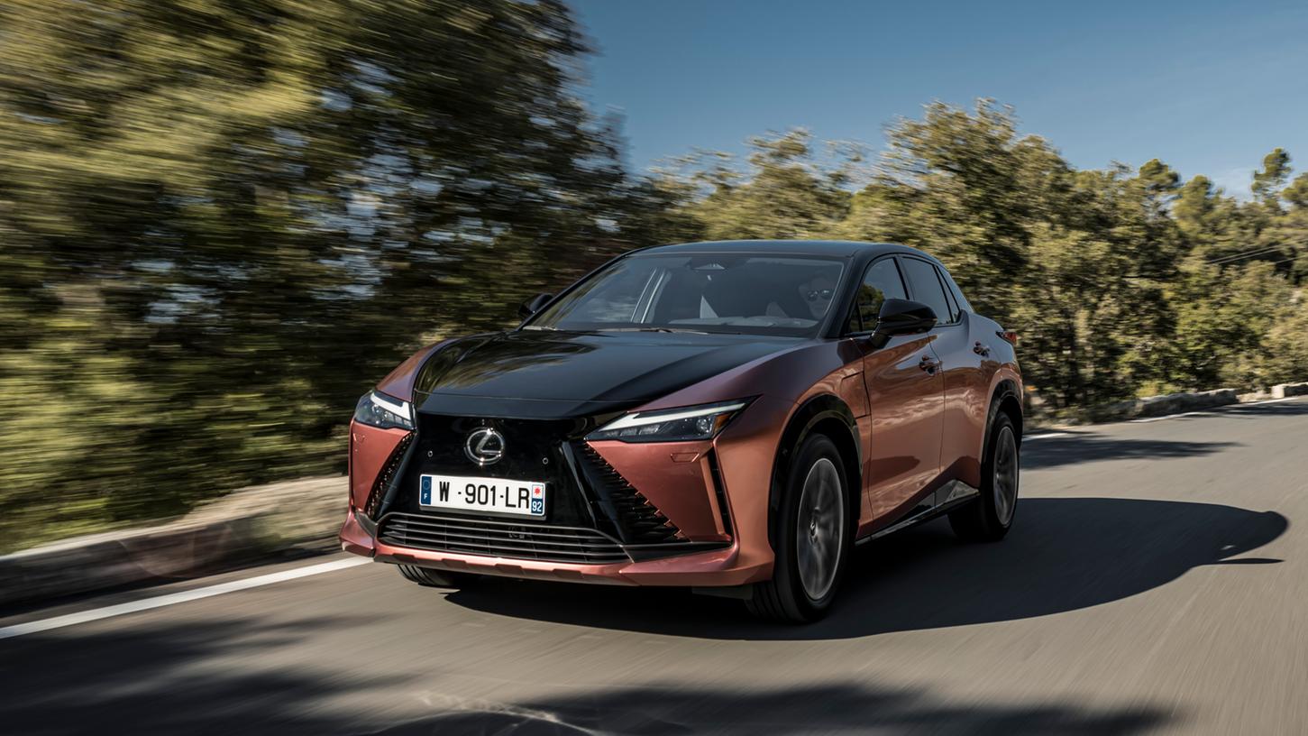Lexus RZ 450e: Dieser Farbkombination nennt sich Sonic Copper Bitone. Lexus RZ 450e: Dieser Farbkombination nennt sich Sonic Copper Bitone.