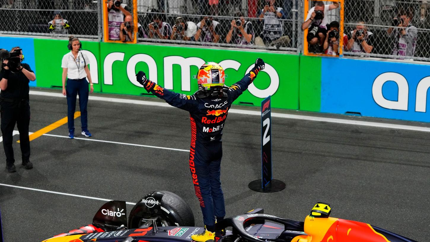 Sergio Perez feiert nach Rennende seinen Sieg in Saudi-Arabien. Sergio Perez feiert nach Rennende seinen Sieg in Saudi-Arabien.