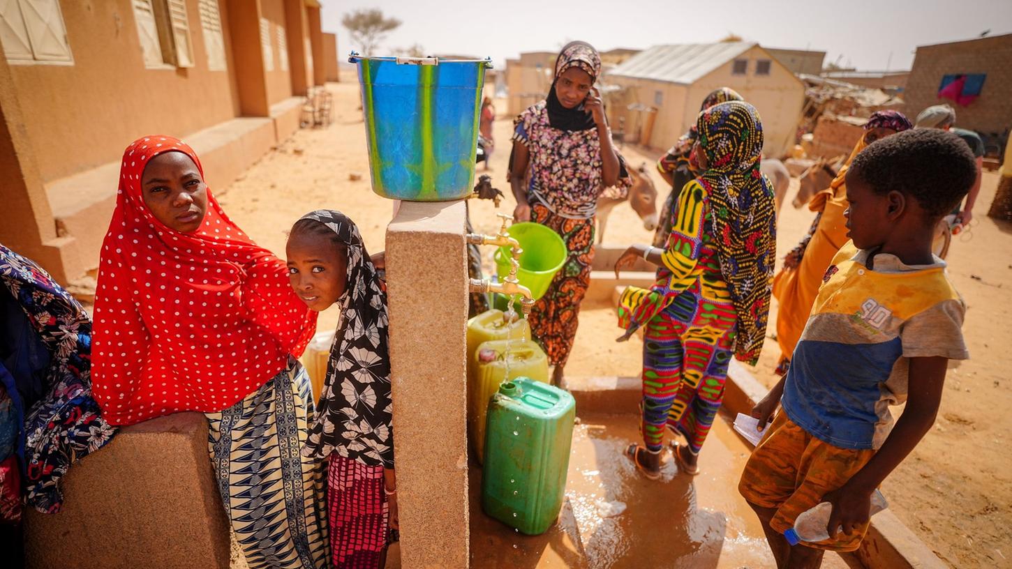 Nicht überall auf der Welt ist die Wasserversorgung so gut wie in Deutschland. Im westafrikanischen Staat Niger holen die Kinder Wasser an einer Wasserstelle. Um die Ressource besser zu schützen, ist internationale Zusammenarbeit erforderlich. 