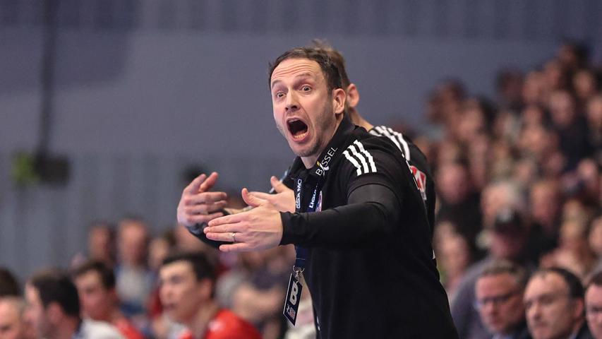Aufregende Auseinandersetzung: HCE-Chefcoach Raul Alonso coachte, litt, jubelte und verzweifelte an der Seitenlinie mit. Aufregende Auseinandersetzung: HCE-Chefcoach Raul Alonso coachte, litt, jubelte und verzweifelte an der Seitenlinie mit.