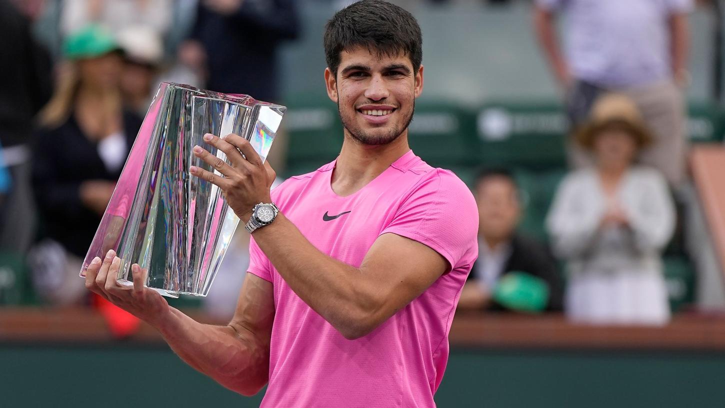 Carlos Alcaraz hält den Siegerpokal. Carlos Alcaraz hält den Siegerpokal.