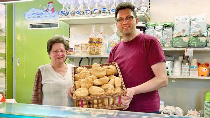 Sein Traumberuf war es anfangs nicht, das gibt er unumwunden zu: Bäckermeister Matthias Beck mit seiner Mutter Ingrid Beck hinter der Theke in ihrem Laden.