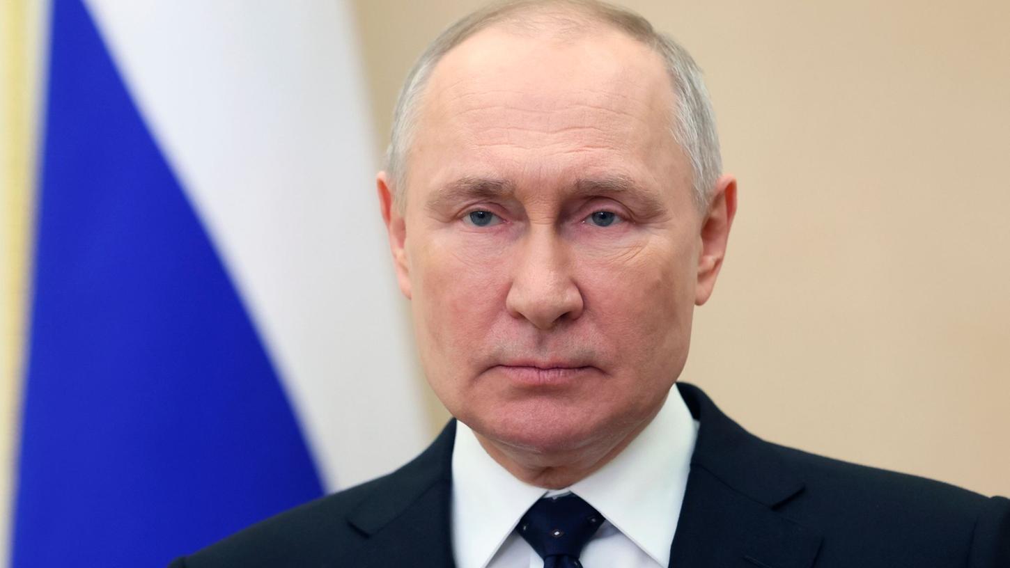 Der im niederländischen Den Haag ansässige Gerichtshof hat Haftbefehl gegen Wladimir Putin wegen Kriegsverbrechen in der Ukraine erlassen. Der im niederländischen Den Haag ansässige Gerichtshof hat Haftbefehl gegen Wladimir Putin wegen Kriegsverbrechen in der Ukraine erlassen.