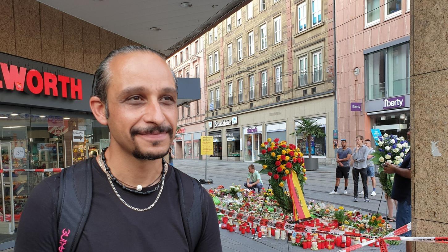 Augenzeuge Chia Rabiei steht vor dem Kaufhaus in der Innenstadt, in dem 2021 ein Mann Menschen mit einem Messer attackiert hat. Augenzeuge Chia Rabiei steht vor dem Kaufhaus in der Innenstadt, in dem 2021 ein Mann Menschen mit einem Messer attackiert hat.