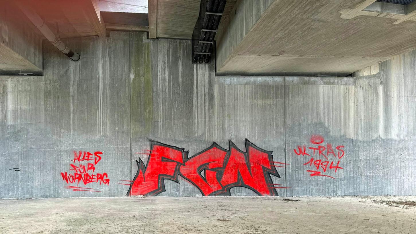 Graffiti sind, so wie hier an der Gustav-Heinemann-Brücke, grundsätzlich Sachbeschädigung und damit strafbar.