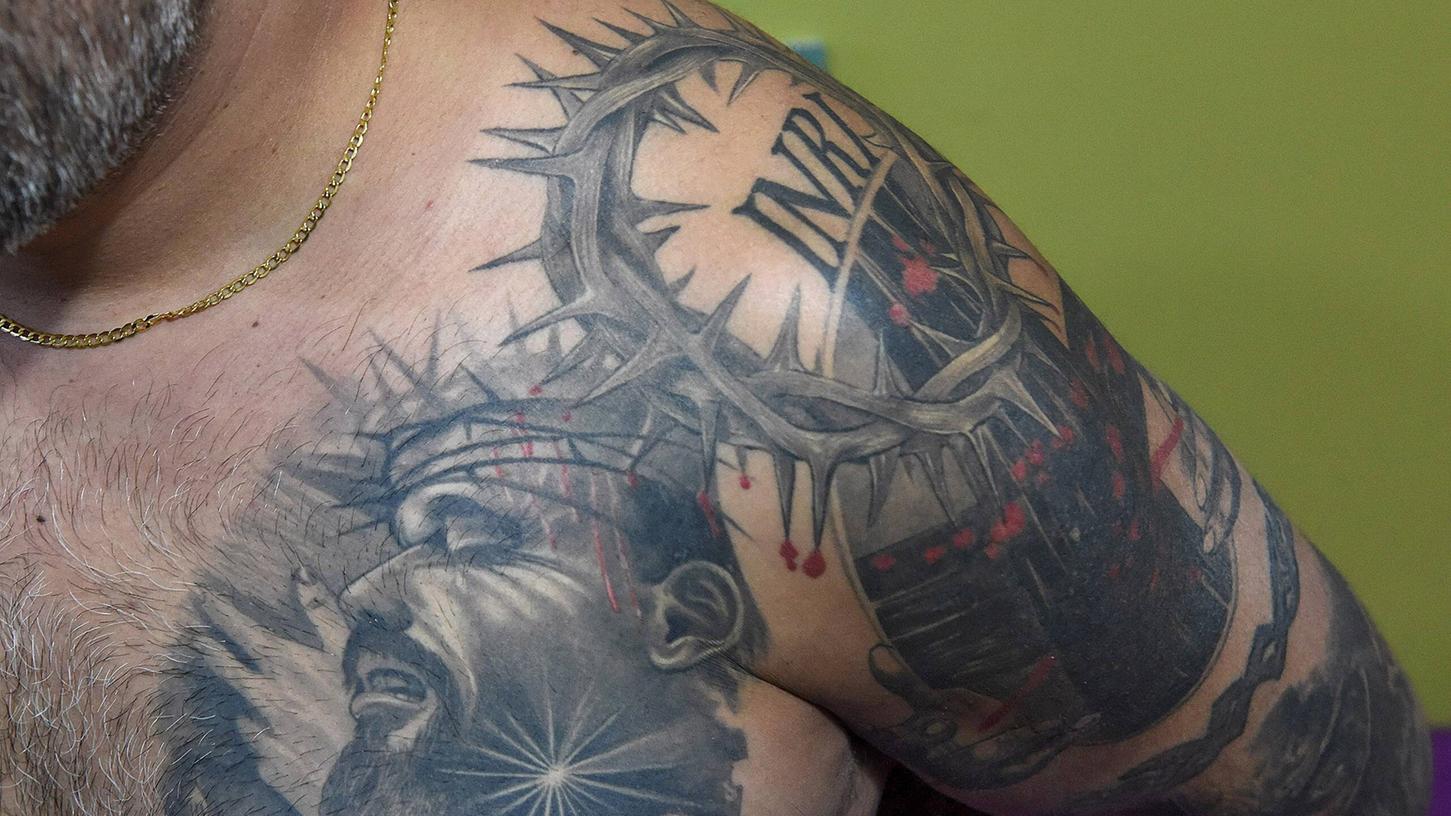 Mit einer christlichen Tattoo-Aktion will die Österreiche Ordensgemeinschaft auch fromme Katholiken unter die Tätowiernadel bringen. 