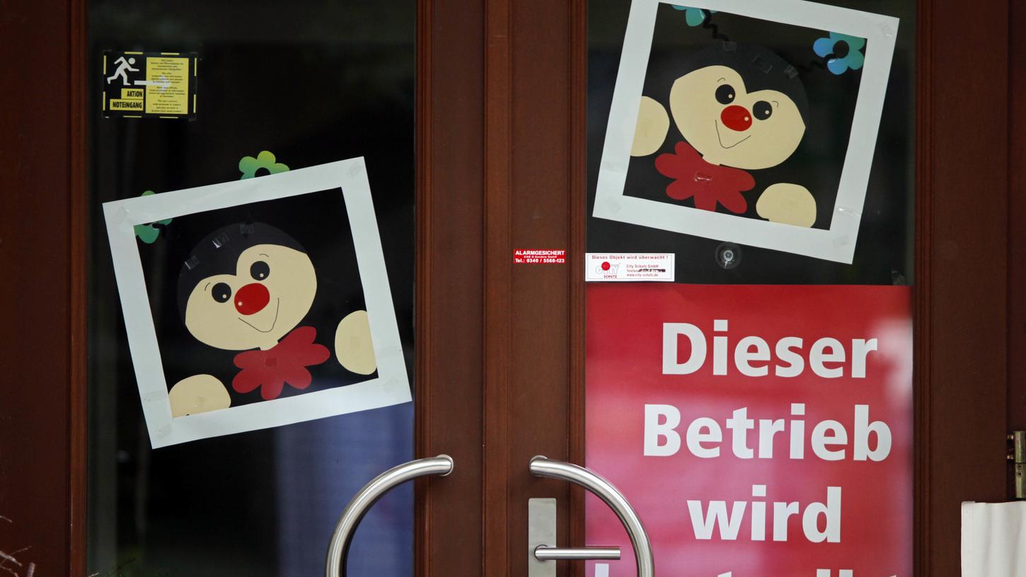 Ein Streikplakat hängt an der Tür einer Kindertagesstätte. Im Tarifkonflikt des öffentlichen Dienstes kommt es diese Woche erneut in zahlreichen Einrichtungen in Nürnberg zu ganztägigen Warnstreiks. 