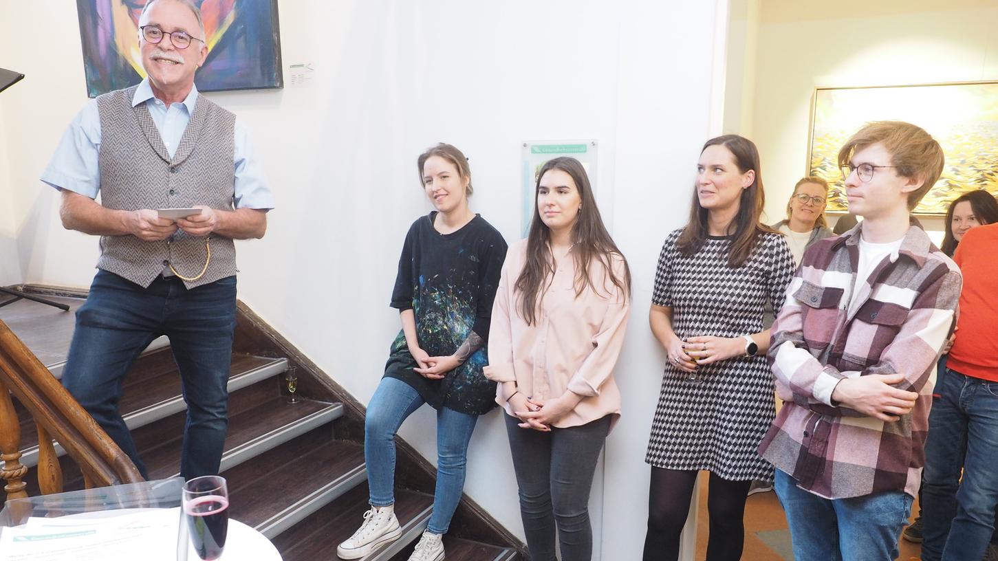 Martin Wiesend vom Team Treppenhaus Kunst stellt die vier jungen Künstler Lara Ebert, Valentina Krause, Eszter Fülesdi und Stephan Schicke vor (von links). 