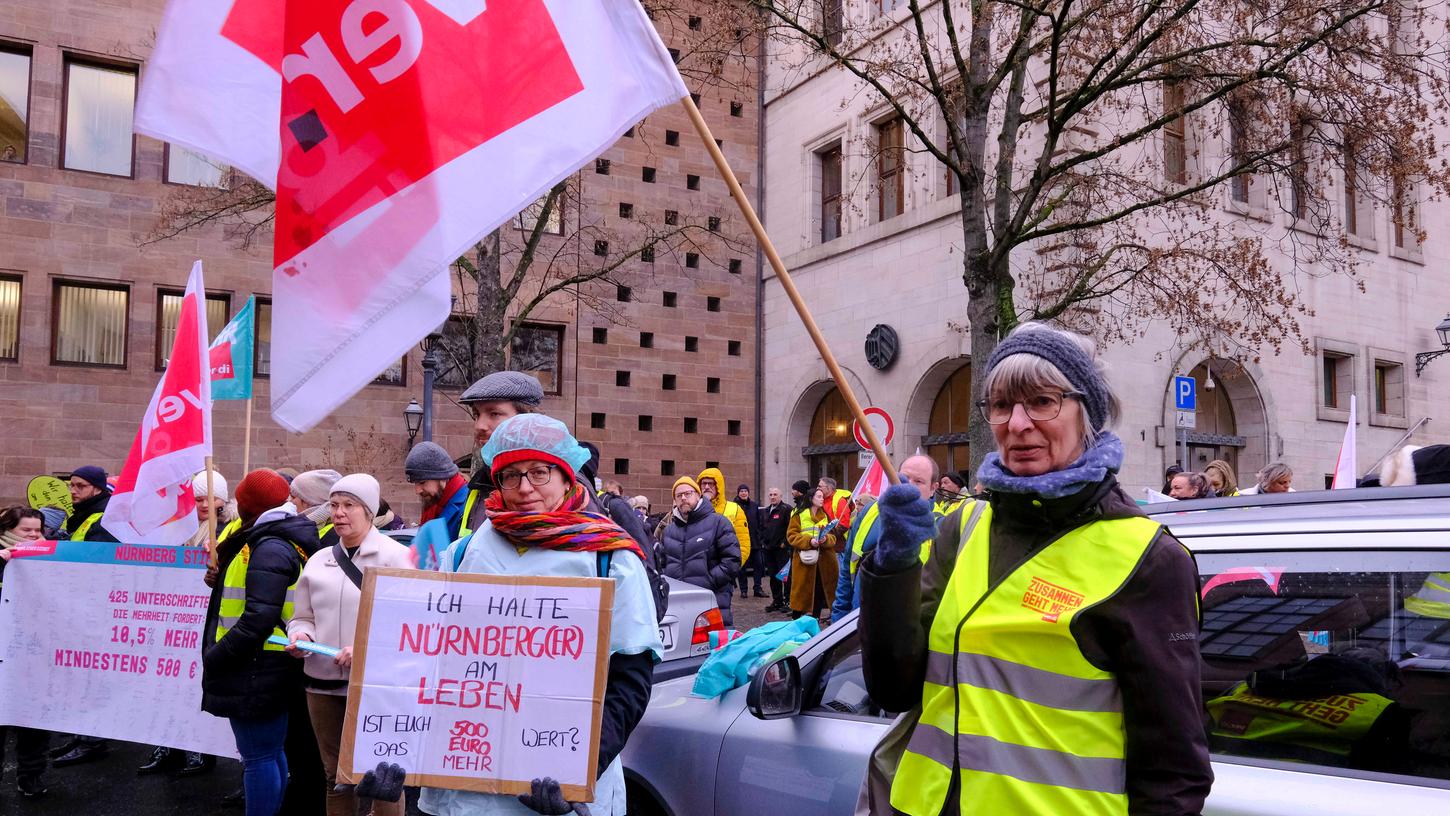 Mehrfach sind Beschäftigte des öffentlichen Diensts in den letzten Wochen dem Aufruf der Gewerkschaft Ver.di zum Streik gefolgt. Auch aus Schwabach und Roth fuhren Streikende zur Kundgebung nach Nürnberg.