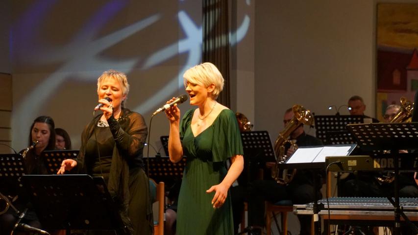 Silke Schebitz (li.) und Christine Mendl beeindruckten mit ihrem Gesangstalent.