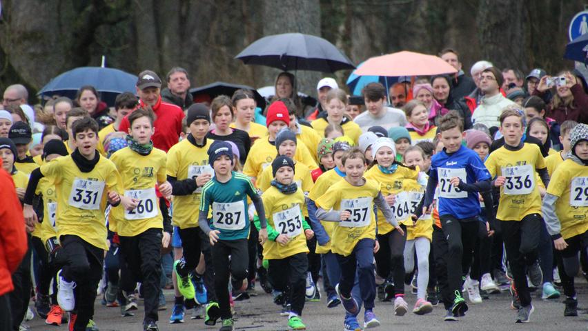 Viele begeisterte junge Läuferinnen und Läufer waren beim Schüler- und Jugendlauf dabei.