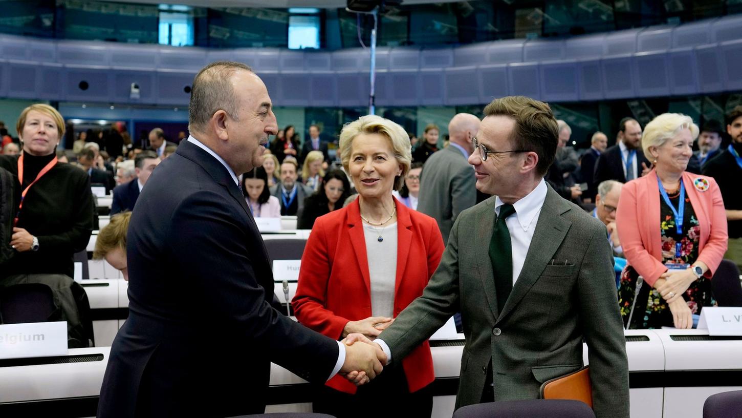 Handschlag in Brüssel: der türkiche Außenminister Mevlut Cavusoglu (l) und Schwedens Ministerpräsident Ulf Kristersson. In der Mitte: EU-Kommissionspräsidentin Ursula von der Leyen. Handschlag in Brüssel: der türkiche Außenminister Mevlut Cavusoglu (l) und Schwedens Ministerpräsident Ulf Kristersson. In der Mitte: EU-Kommissionspräsidentin Ursula von der Leyen.
