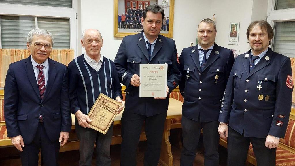 Bürgermeister Josef Springer, Ehrenmitglied Rudi Kipfer, Edgar Kuhla, Vorsitzender Norbert Kieslinger und Kommandant Klaus Looshorn (v. l.). Bürgermeister Josef Springer, Ehrenmitglied Rudi Kipfer, Edgar Kuhla, Vorsitzender Norbert Kieslinger und Kommandant Klaus Looshorn (v. l.).