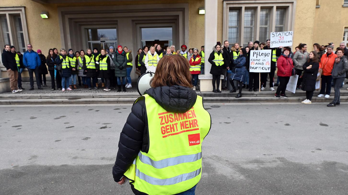 Kundgebung vor dem Klinikum: Vor einer Woche wurde das Fürther Klinikum bereits 48 Stunden lang bestreikt (Bild). Am Dienstag und Mittwoch geht es weiter.