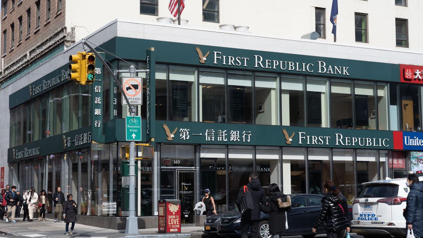 Die Lage bei der strauchelnden US-Regionalbank First Republic bleibt trotz einer konzertierten Hilfsaktion der größten Geldhäuser der Vereinigten Staaten prekär. Die Lage bei der strauchelnden US-Regionalbank First Republic bleibt trotz einer konzertierten Hilfsaktion der größten Geldhäuser der Vereinigten Staaten prekär.