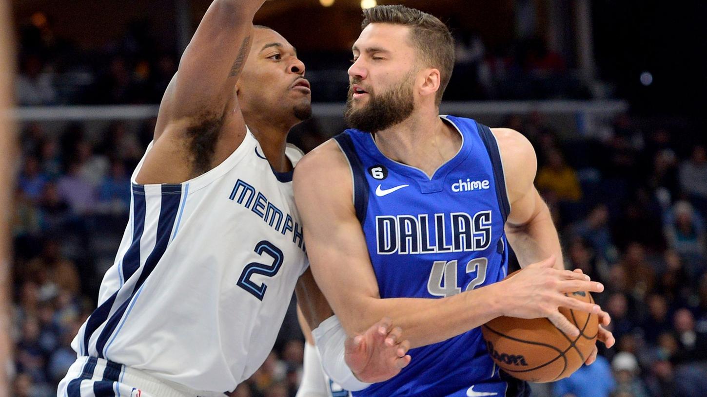 Dallas Mavericks-Stürmer Maxi Kleber (42) in Aktion gegen Memphis Grizzlies-Stürmer Xavier Tillman (2).