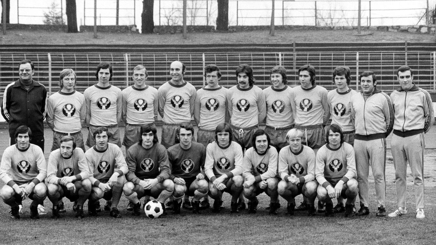 Prämiere: Eintracht Braunschweig lief als erste Bundesliga-Mannschaft mit einem Trikotsponsor auf. Prämiere: Eintracht Braunschweig lief als erste Bundesliga-Mannschaft mit einem Trikotsponsor auf.