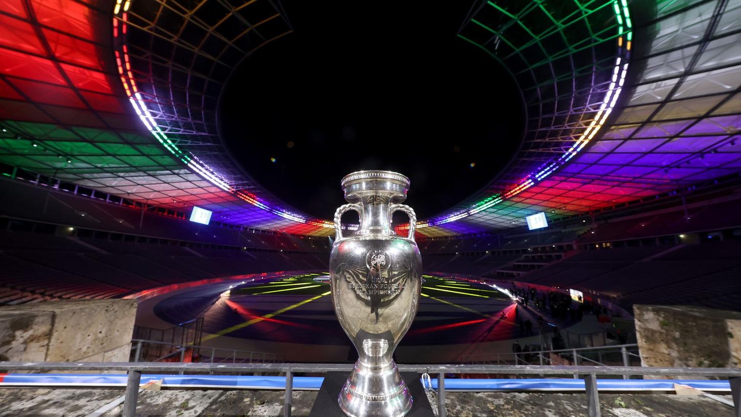 Objekt der Begierde: Der EM-Pokal wird 2024 in Berlin vergeben. Objekt der Begierde: Der EM-Pokal wird 2024 in Berlin vergeben.