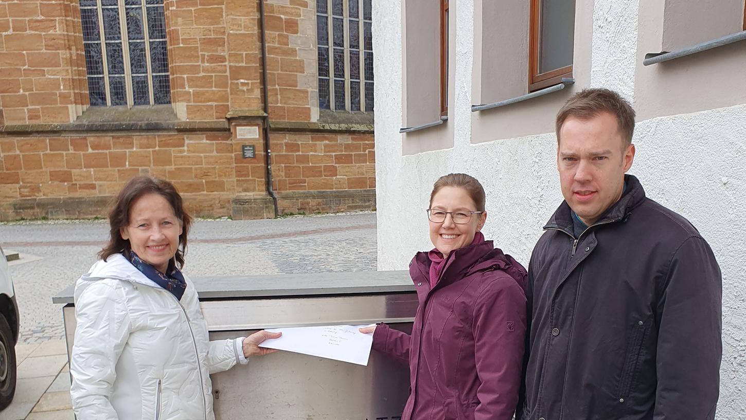 Rittershofer Bürgerinitiative "Nein zur Solar-Großanlage in Rittershof" wirft Unterschriftenliste mit 159 Unterschriften  am Neumarkter Rathaus ein: Angelika Rackl, Kristina Tanneberger-Spies, Stefan Spies (v.li.).