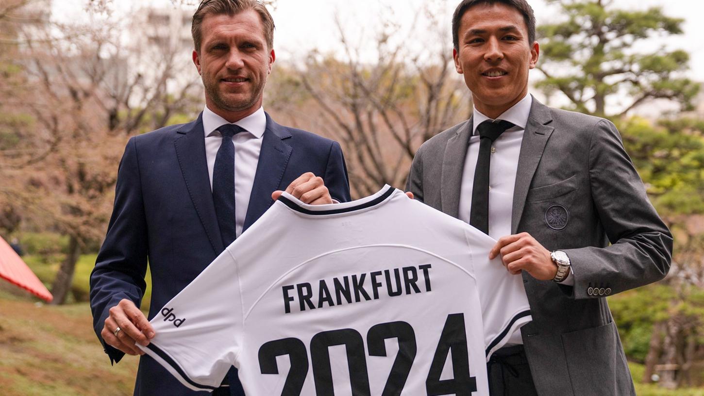 Weiter bei der Eintracht: Makoto Hasebe (r) und Sportvorstand Markus Krösche. Weiter bei der Eintracht: Makoto Hasebe (r) und Sportvorstand Markus Krösche.