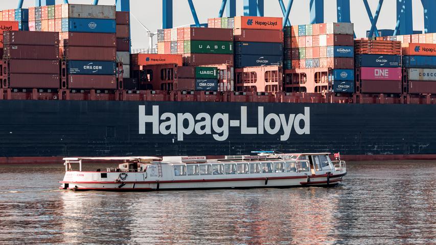 Bei der großen Hafenrundfahrt kommt man auch an Containerschiffen vorbei. Bei der großen Hafenrundfahrt kommt man auch an Containerschiffen vorbei.