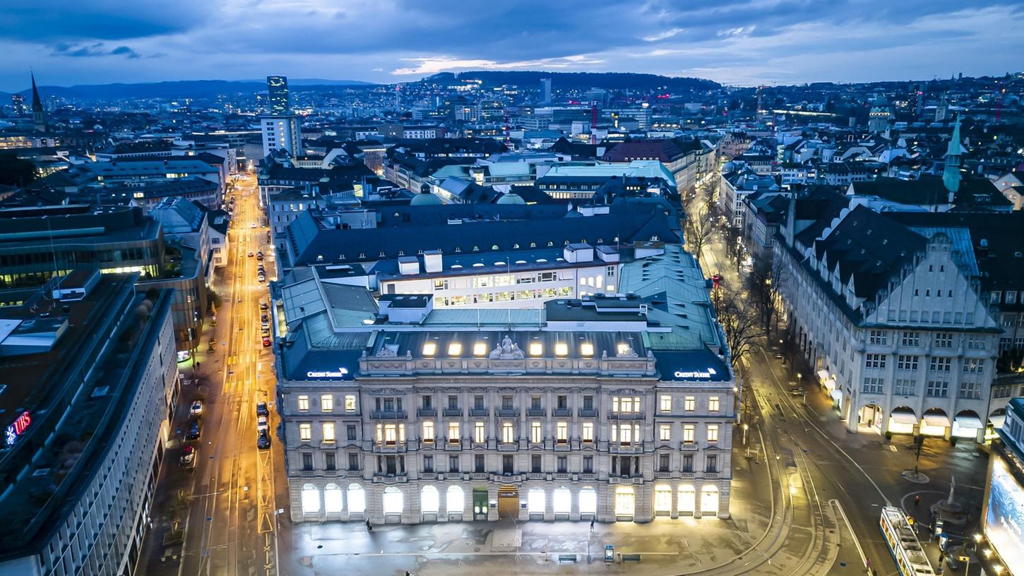 Eine Luftaufnahme zeigt den Hauptsitz der Schweizer Banken Credit Suisse (M) und UBS (l) am Paradeplatz in Zürich.