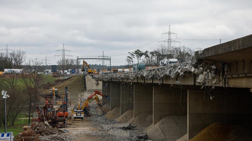 Im Erlanger Ortsteil Frauenaurach haben die Abbrucharbeiten an der rund 400 Meter langen Aurachtalbrücke begonnen.