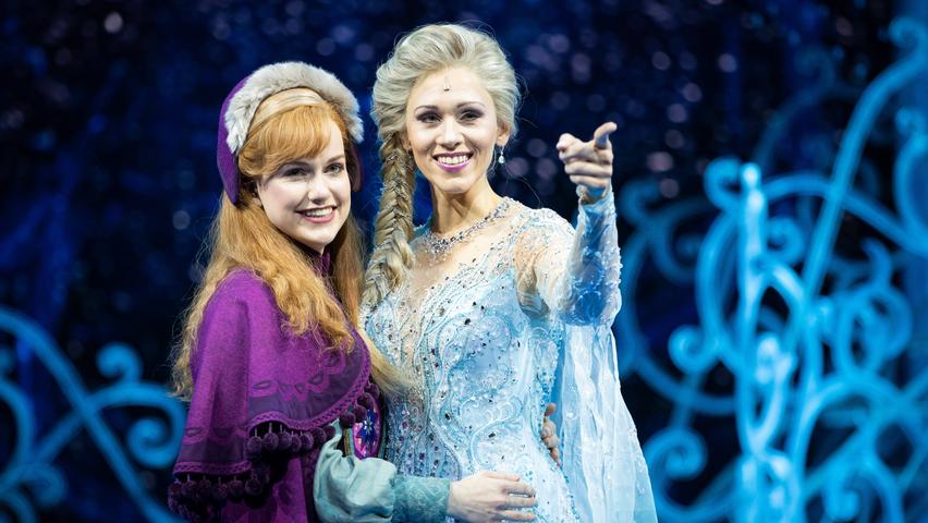 Sabrina Weckerlin (Eiskönigin Elsa, rechts) und Celena Pieper (ihre Schwester Anna), Musicaldarstellerinnen im Musical "Die Eiskönigin".