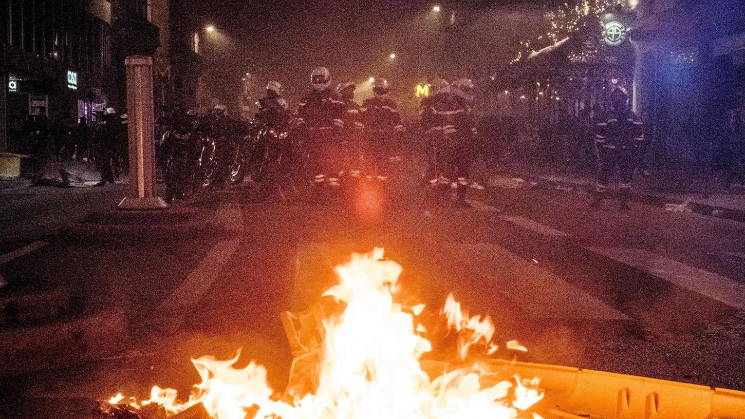In den Straßen von Paris entlädt sich die Wut. In den Straßen von Paris entlädt sich die Wut.