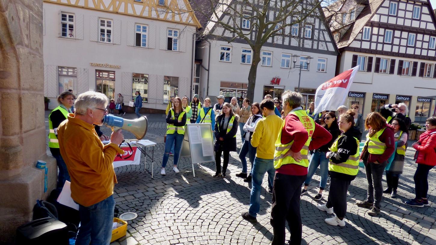 Rund 30 Mitarbeitende des Schwabacher Krankenhauses streikten vor dem Rathaus. 