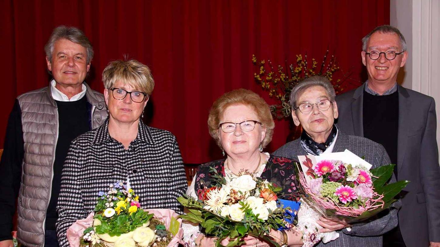Zum Abschied gab es Blumen (von rechts): Pfarrer Claus Bergmann gemeinsam mit der aus den Ämtern scheidenden 2. Vorsitzenden Jutta Hetzner, der Vorsitzenden Wilma Krug, DEF-Geschäftsführerin Katharina Geiger und Dekan Klaus Mendel.