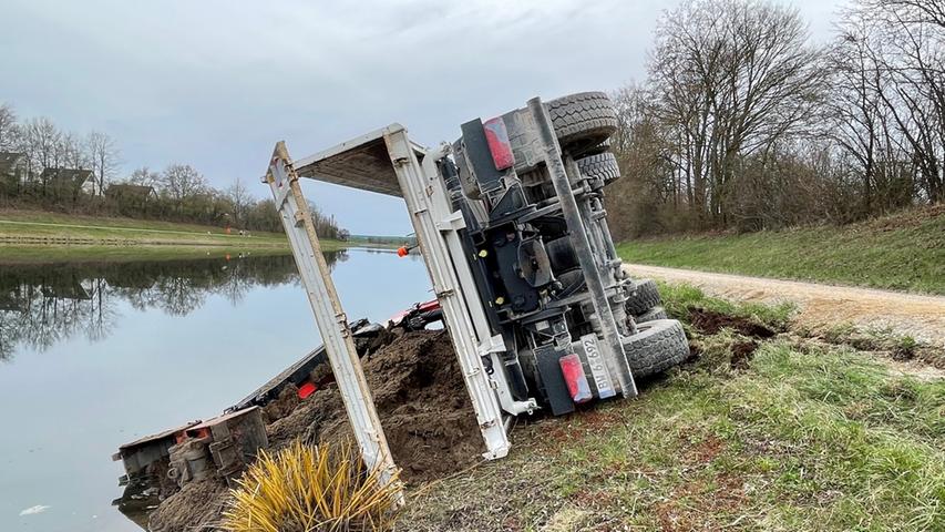 Laut Polizei war der Lkw-Fahrer am Nachmittag mit seinem Laster samt Kranaufbau auf der Westseite des Kanals in Richtung Süden unterwegs, als das Unglück seinen Lauf nahm.