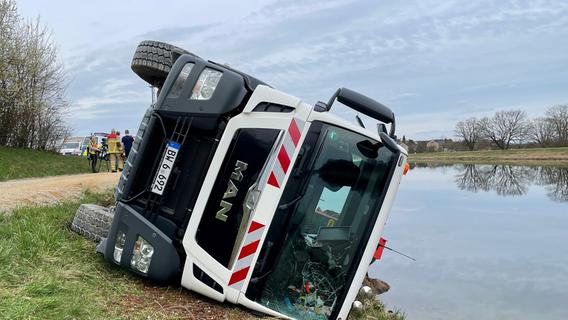 Kontrolle verloren: Lastwagen kippt und rutscht in Main-Donau-Kanal