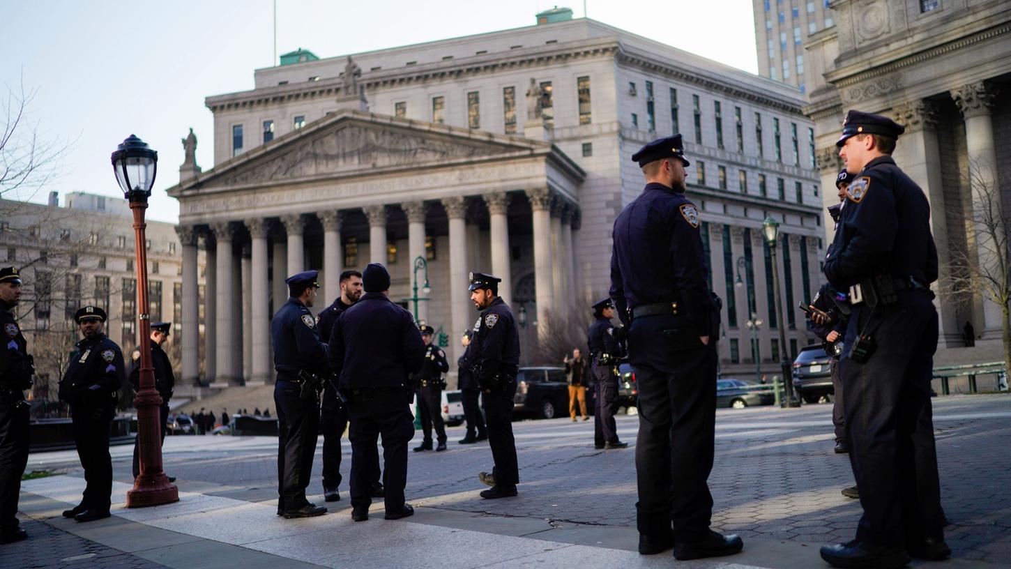 Polizisten warten vor dem Gerichtsgebäude in New York. Eine Anklage gegen Donald Trump erscheint immer wahrscheinlicher und wird zeitnah erwartet. Polizisten warten vor dem Gerichtsgebäude in New York. Eine Anklage gegen Donald Trump erscheint immer wahrscheinlicher und wird zeitnah erwartet.