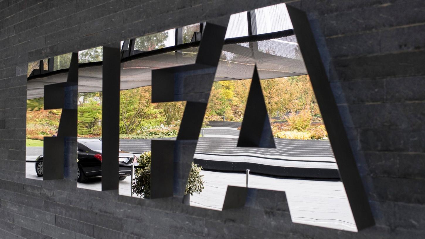 Der Fußball-Weltverband hat neue Regeln zu Spielerberatern ausgearbeitet. Der Fußball-Weltverband hat neue Regeln zu Spielerberatern ausgearbeitet.