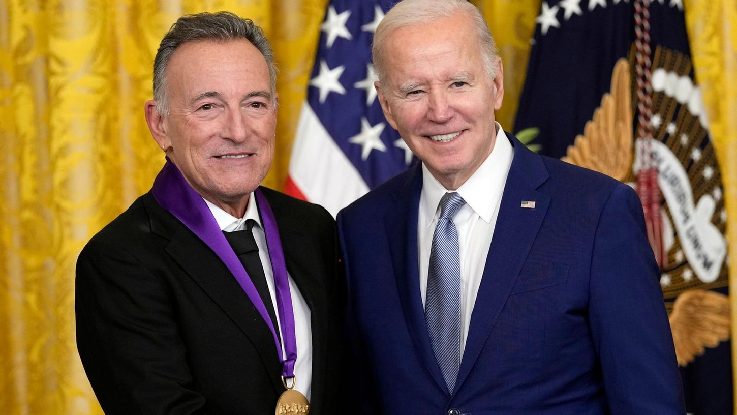 US-Präsident Joe Biden überreicht dem Musiker Bruce Springsteen die National Medal of the Arts. US-Präsident Joe Biden überreicht dem Musiker Bruce Springsteen die National Medal of the Arts.