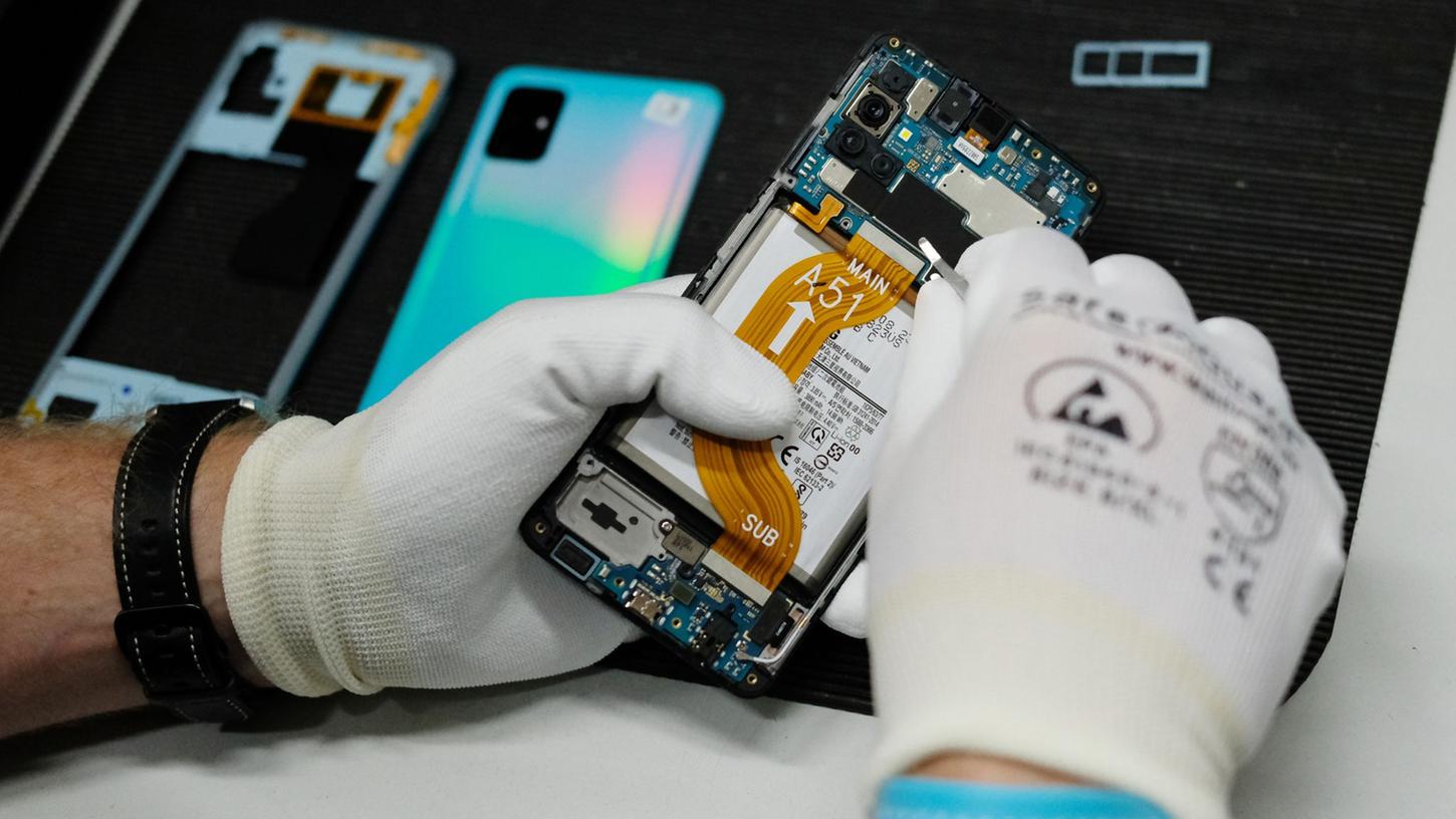 Reparatur eines Mobiltelefones in einer Werkstatt. Reparatur eines Mobiltelefones in einer Werkstatt.