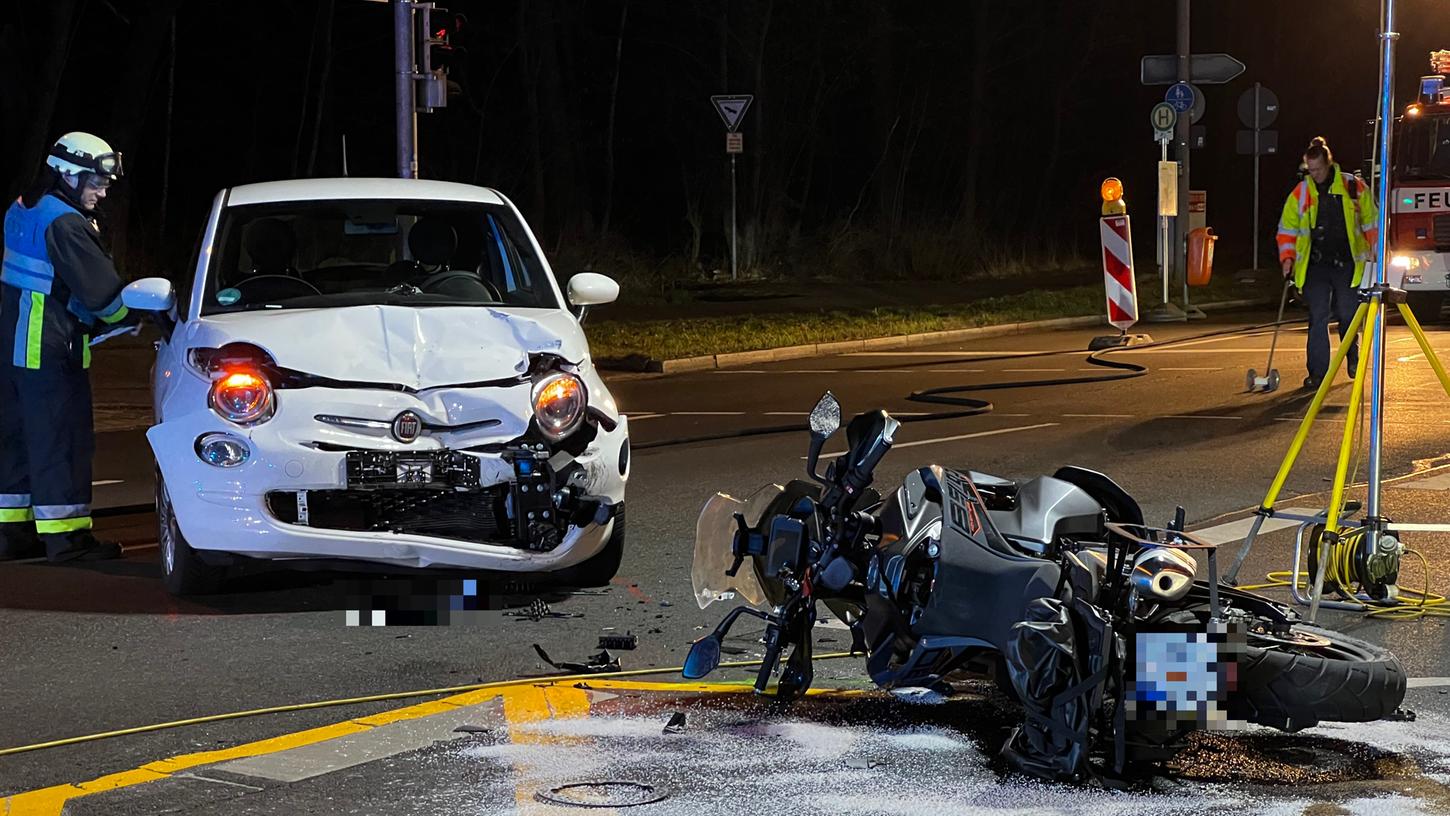 Am Dienstagabend kam es im Nürnberger Süden zu einem schweren Verkehrsunfall. Drei Personen wurden dabei verletzt, eine von ihnen schwer. 