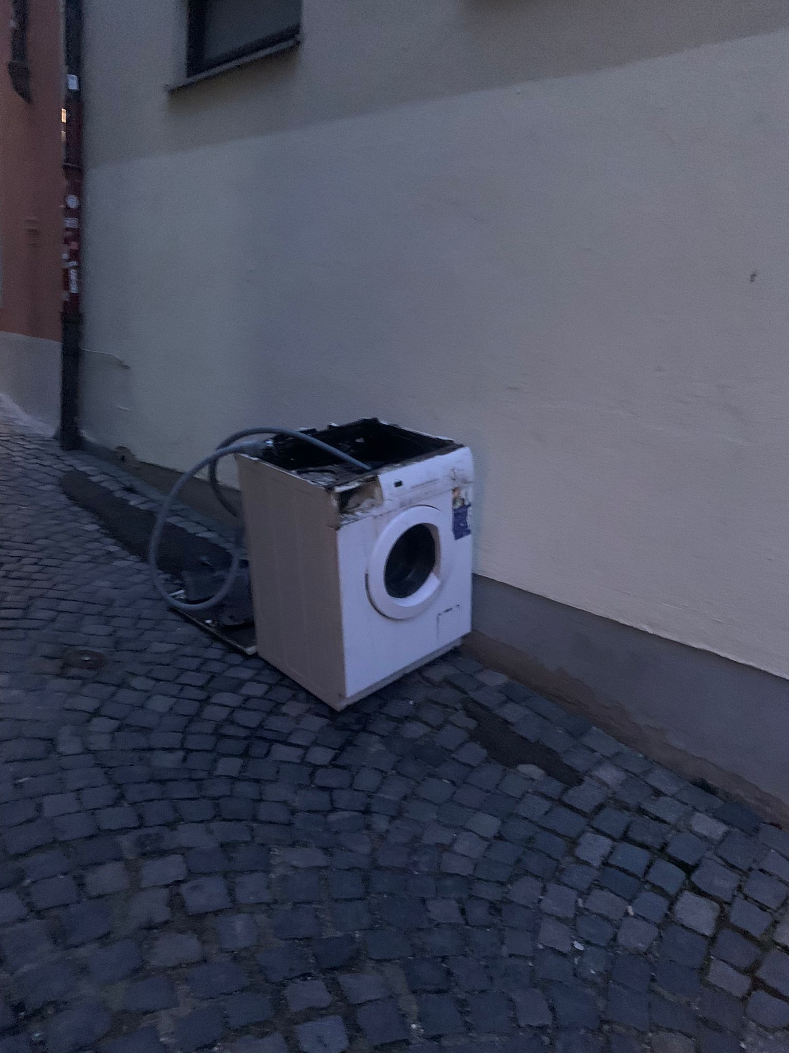 Diese Waschmaschine sorgte in der Regensburger Innenstadt für einen Großeinsatz. Diese Waschmaschine sorgte in der Regensburger Innenstadt für einen Großeinsatz.