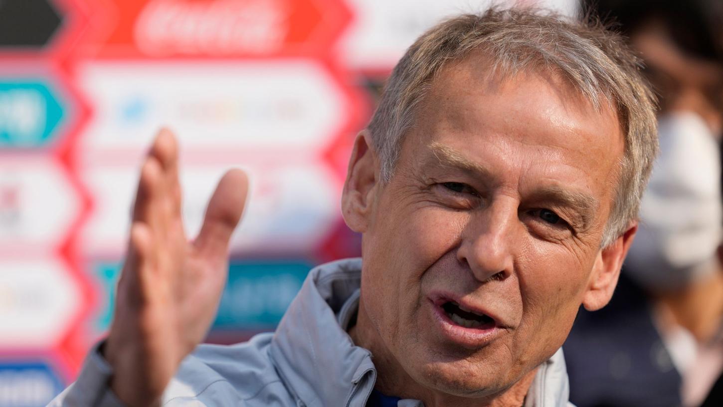 Ex-DFB-Coach Jürgen Klinsmann (r) ist neuer Nationaltrainer von Südkorea. Ex-DFB-Coach Jürgen Klinsmann (r) ist neuer Nationaltrainer von Südkorea.